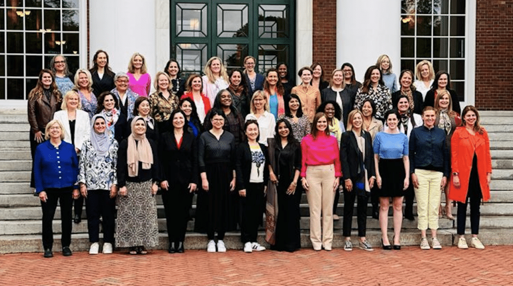 Groupe de plus de 40 femmes diverses debout devant la Harvard Business School - diplômées du programme IWF Fellows