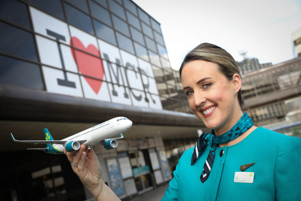 Aer Lingus lance ses tout premiers services transatlantiques directs de Manchester vers les États-Unis et les Caraïbes, qui créeront jusqu'à 120 nouveaux emplois. Photographié lors de l'événement, Elizabeth Murphy, membre senior de l'équipage de cabine.