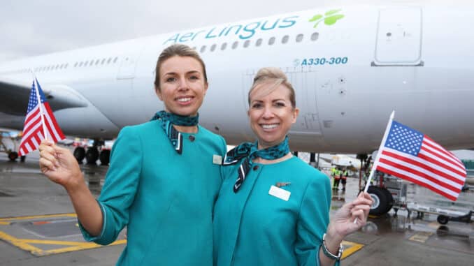 Sur la photo, Niamh Keegan et Nicola Carooza, équipage de cabine d'Aer Lingus Manchester.