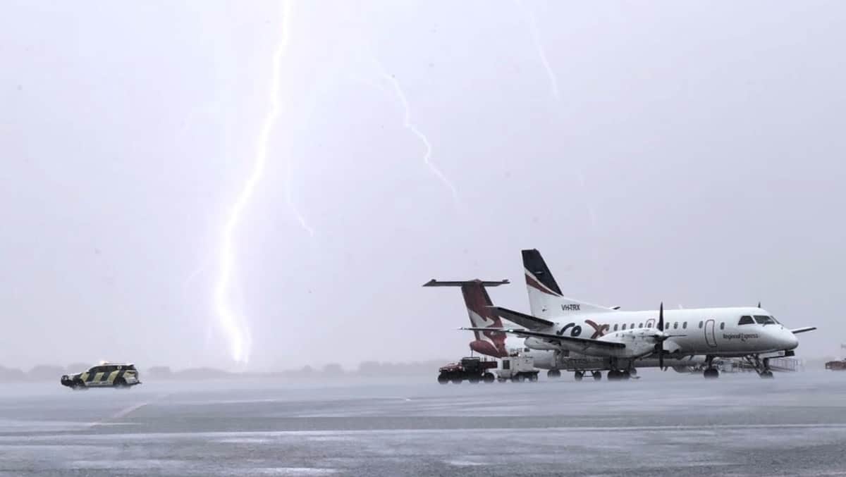 , Aéronautique: La foudre déchire des trous de la taille d’une assiette dans la piste de Mildura – Australian Aviation