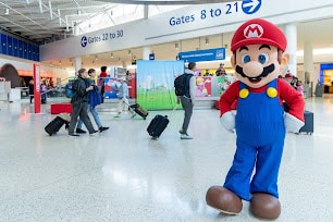 Lire la suite à propos de l’article Aviation: Mario surprend les voyageurs dans le terminal 5 de JetBlue à l’aéroport John F. Kennedy